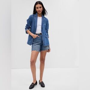 NWT Gap 4” High Rise Stride Short Medium Dark Indigo Wash Size 26